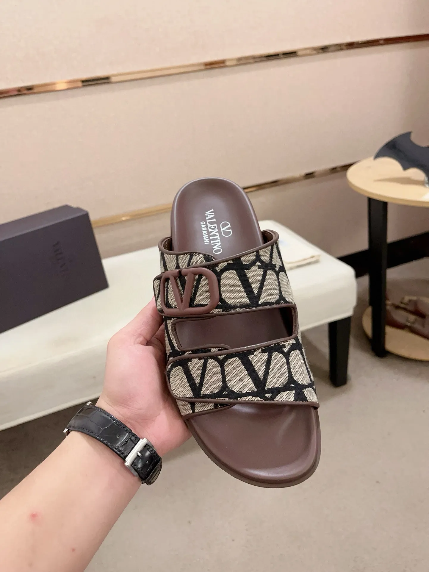 Men's shoes💰: 440💰[Valentino] New men's boutique slippers, counter quality, classic plaid, the actual workmanship is quite complex🔰The uppers are made of imported fabrics➕🐑Sheepskin lining, which tests the craftsman's craftsmanship➕original PU outsole. Size: 38-44 (45 can be customized, non-refundable)